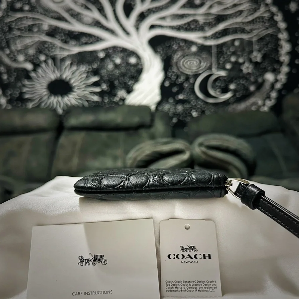 Coach Embossed Black Wristlet new without tags - Picture 11 of 17
